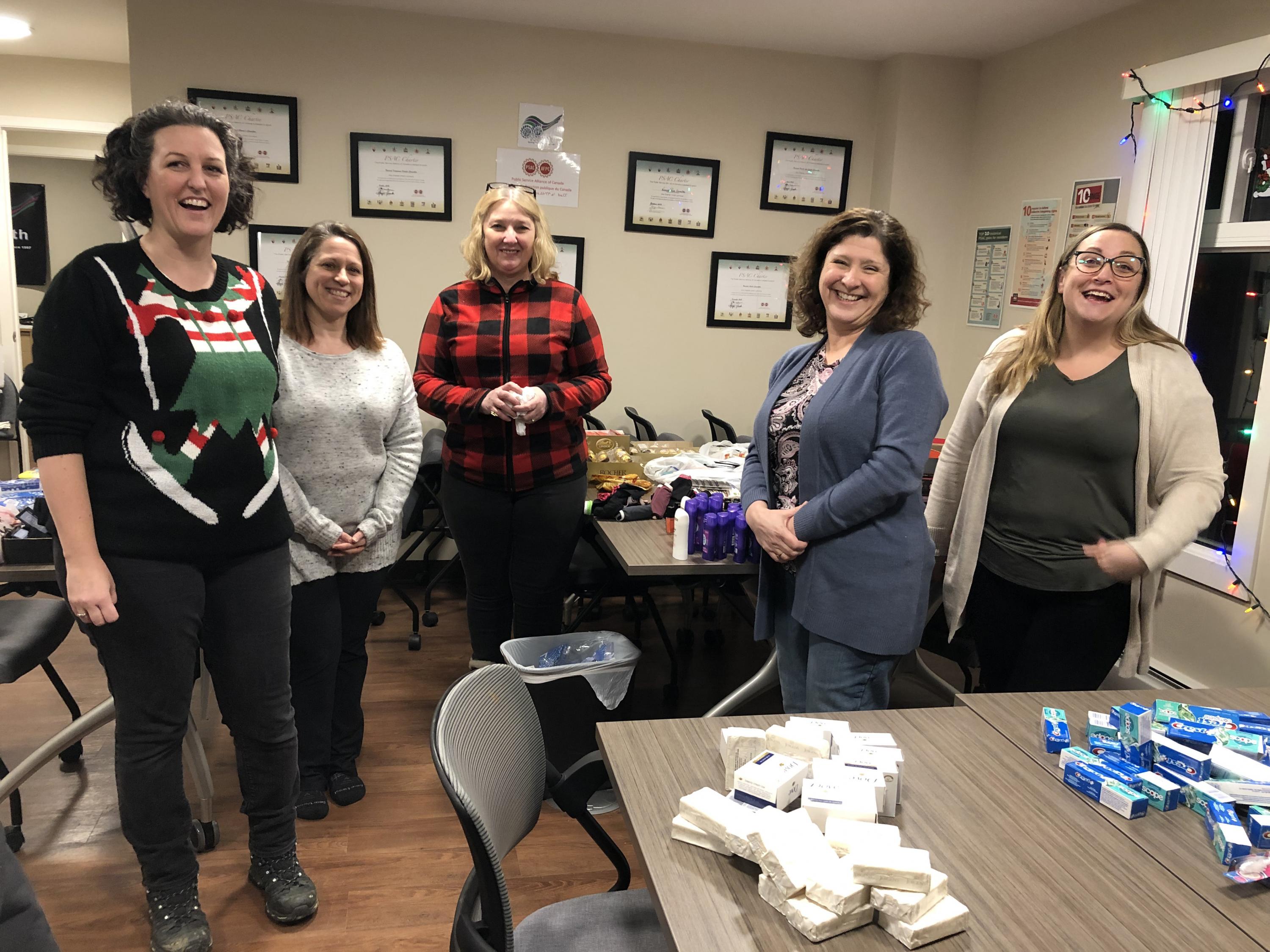 Women's Committee packing purses to be donated to women's shelter (Iqaluit) 